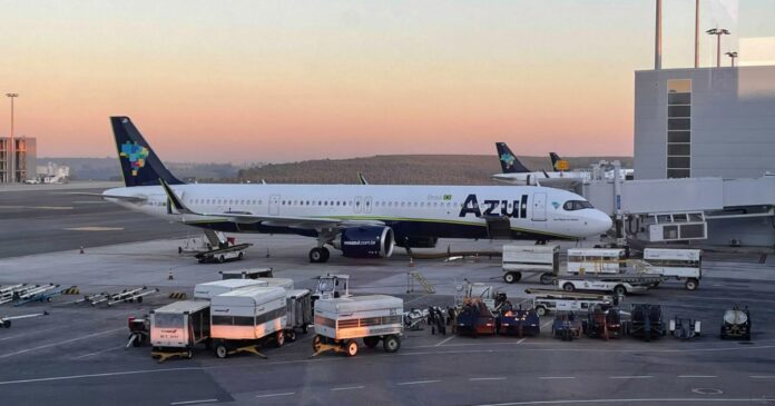 Má notícia! Azul aumenta taxa para despachar bagagem em voos nacionais
