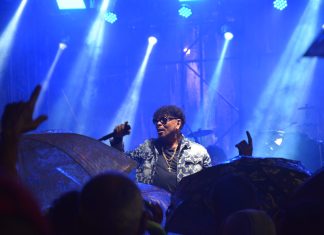 Chuva não apaga o brilho da apresentação do cantor Jau no Circuito Charles Albert