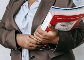 Professora aposentada conquista indenização por licenças-prêmio não usufruídas