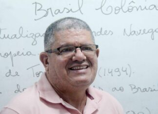 Após 33 anos, professor Reginaldo se despede da rede municipal de Feira