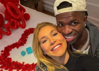 Pedido de Namoro Cinematográfico: Virginia Fonseca e Vini Jr. Oficializam Romance com Anel Tiffany e Hotel de Luxo em Mônaco